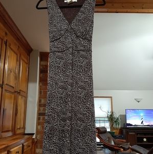 Brown print sleeveless dress.